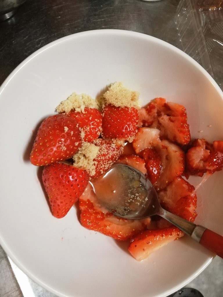 因為草莓屬於涼性的水果,加上又是冷凍的吃法,注意不要吃太多