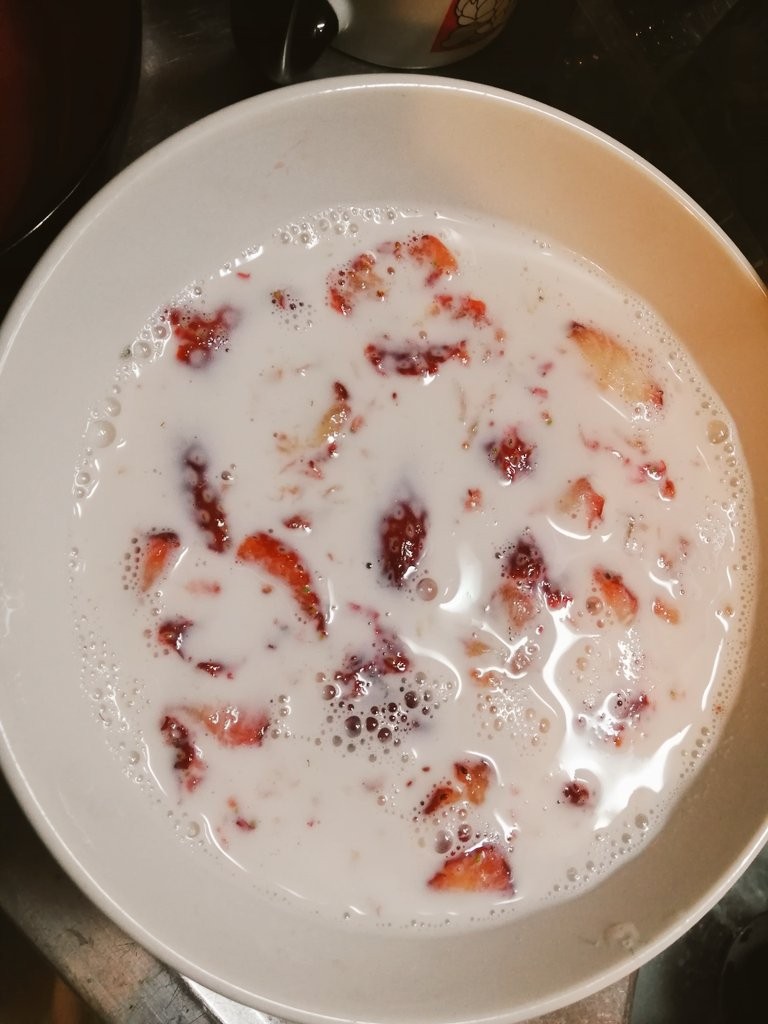 先將中等大小的士多啤梨用湯匙壓碎,然後再撒上砂糖攪拌,最後再加牛奶就完成啦!