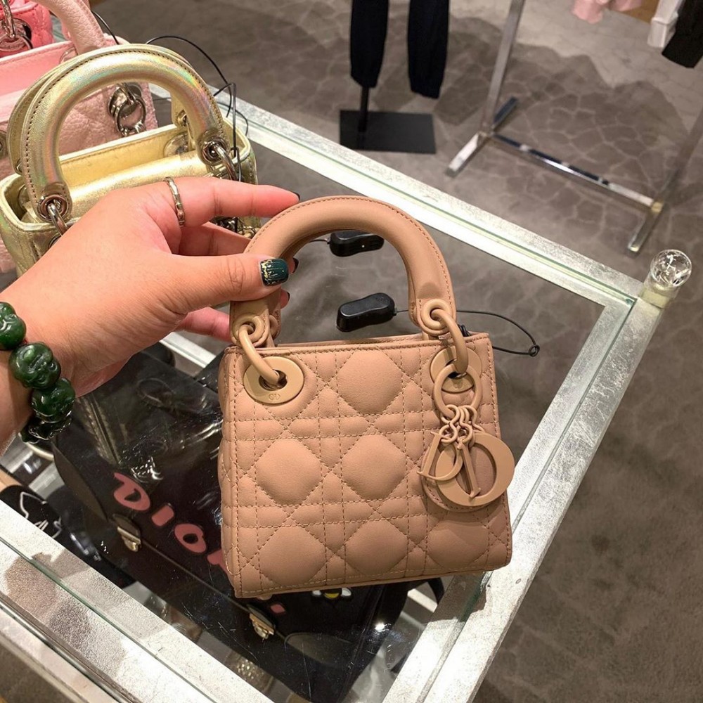 迷你版Lady Dior「柔霧啞光」新色 LADY DIOR MINI MATTE