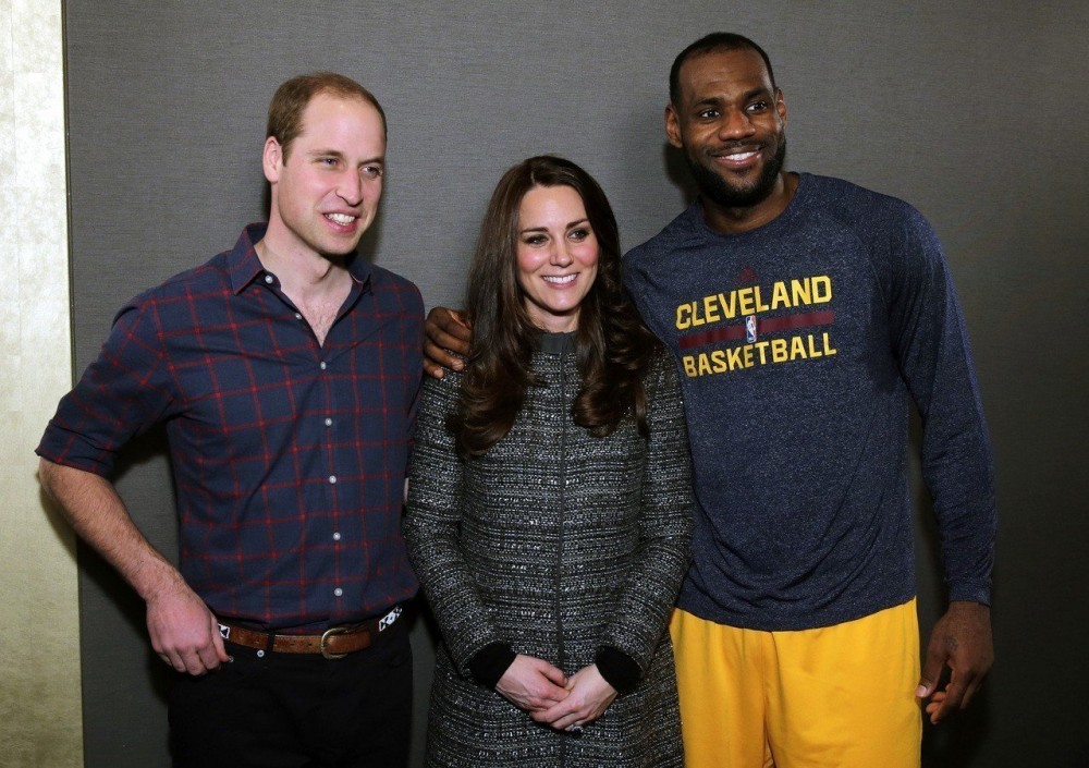 【Netflix王冠-英國王室】凱特王妃與威廉王子跟NBA球星LeBron Raymone James一起拍照時, James把手搭在凱特王妃肩上,也引起了討論。