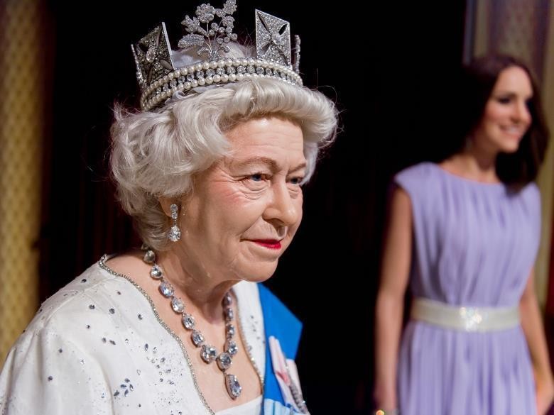 【Netflix王冠-英國王室】英國的《皇家婚姻法》是禁止皇室成員與平民結婚的,但是這事只要得到英女王的許可,婚姻就會有效,如凱特王妃就是個例子。