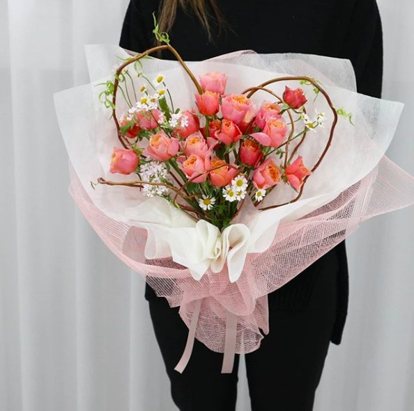 「溫柔珊瑚心月季花」的花語是「純真的初戀」、「幸福的戀愛」及「溫柔的撫慰如羽衣一般輕輕柔柔的包覆著受傷的心」