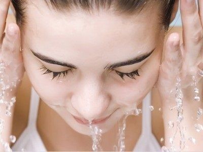 【暗瘡解決】女生5大爆痘痘常犯習慣，亂用保養品、清潔過度、肌膚過乾？