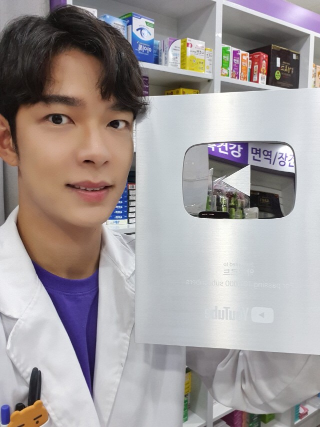 韓國藥劑師YouTuber約炮女粉絲！