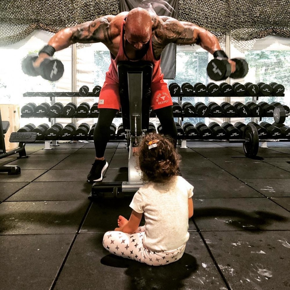 THE ROCK巨石強森寵女兒無極限!趁老婆不在,拍片迫女兒講「Daddy係最好!」
