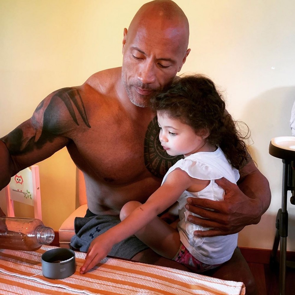 THE ROCK巨石強森寵女兒無極限!趁老婆不在,拍片迫女兒講「Daddy係最好!」