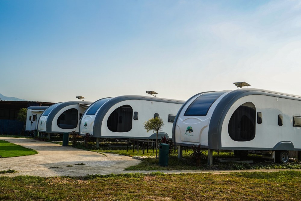 【香港好去處】豪華版「觀星露營車」玻璃窗現浪漫星空!新界Park Nature