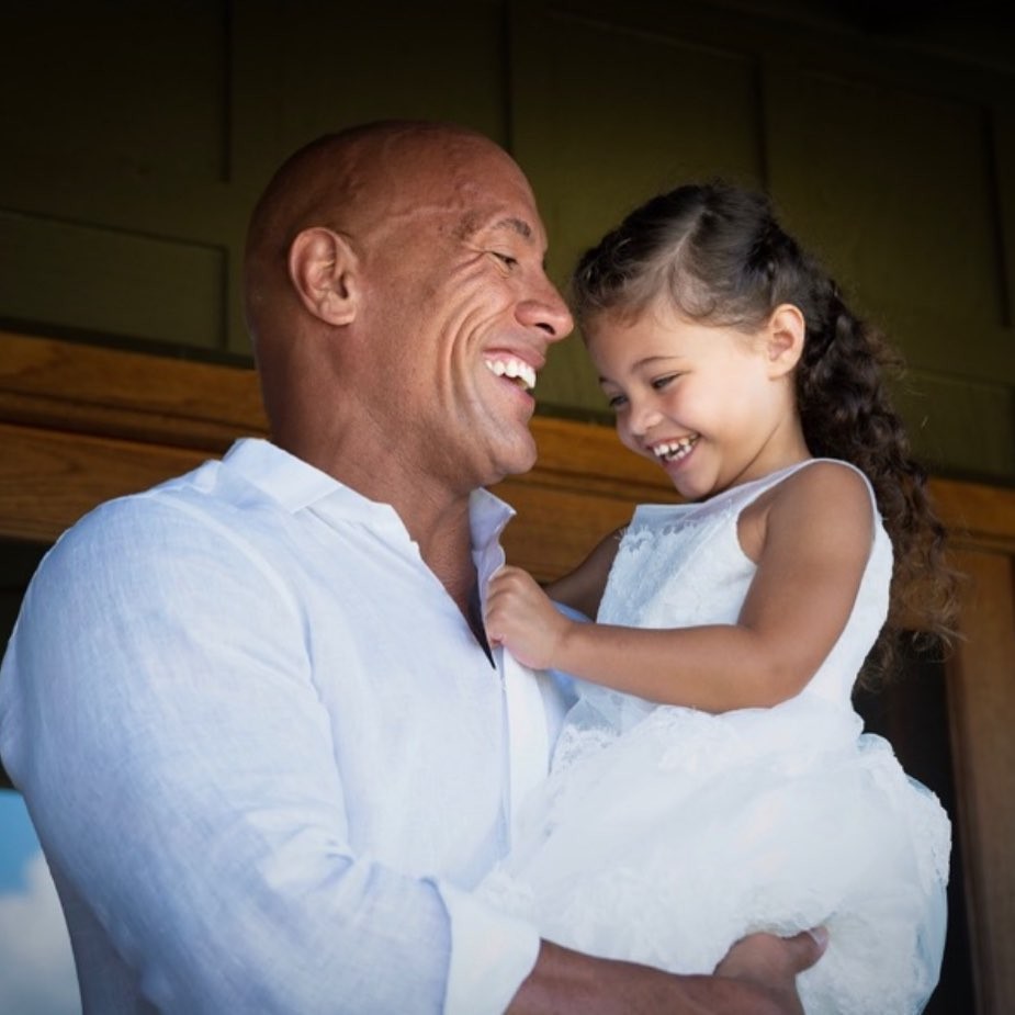 THE ROCK巨石強森寵女兒無極限!趁老婆不在,拍片迫女兒講「Daddy係最好!」