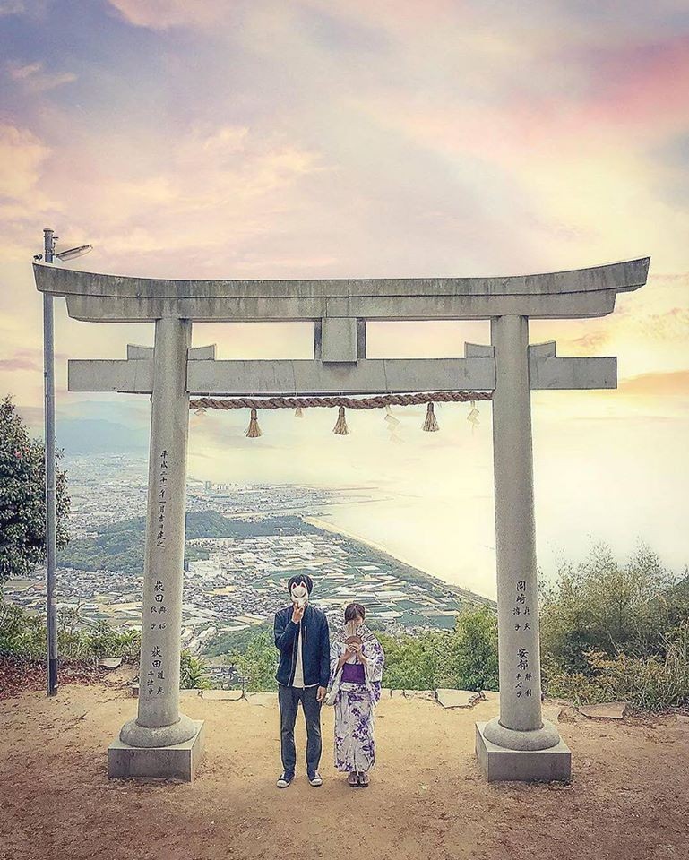 高屋神社交通 在JR観音寺站或JR詫間站，搭乘三豊市社區公車巴士-仁尾線，在「室本」下車