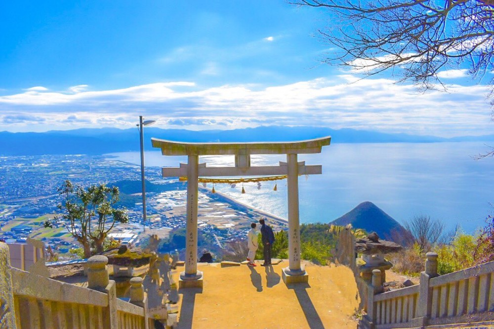 高屋神社交通 到達神社所在的稻積山山腳的室本