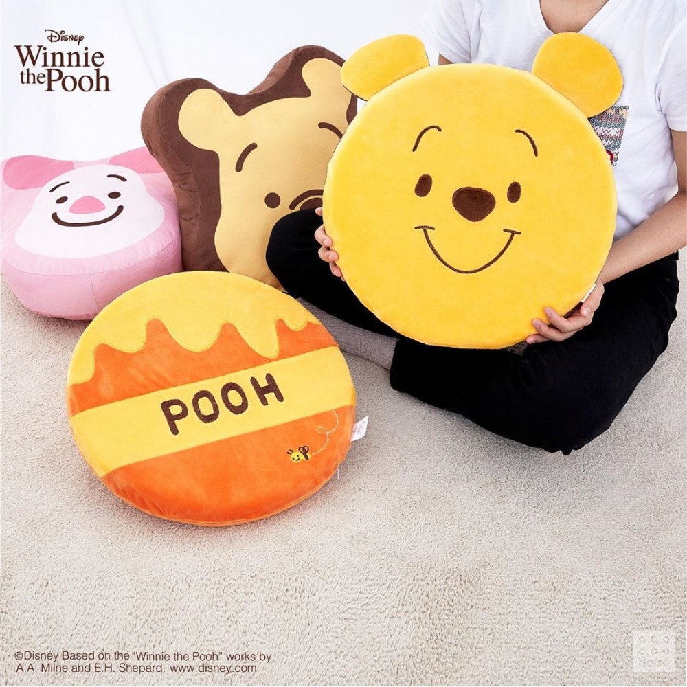 兩款抱枕及兩款坐墊,分別以蜂蜜罐、豬仔、小熊維尼為圖案,超級可愛的!