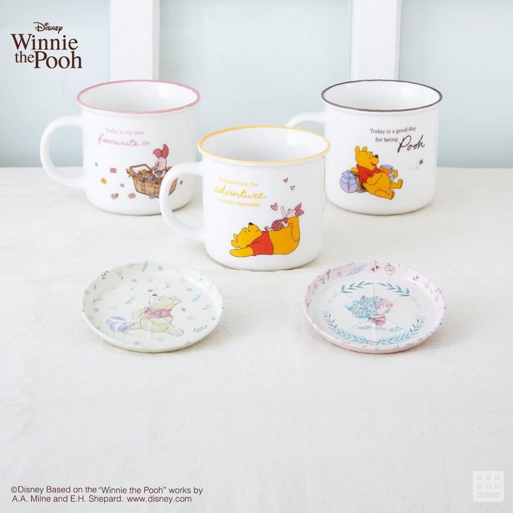 陶製馬克杯以白色杯身x可愛winnie the pooh圖案,復古味Up!pastel色鐵製的杯墊更可以用來放置女生們的小飾物~