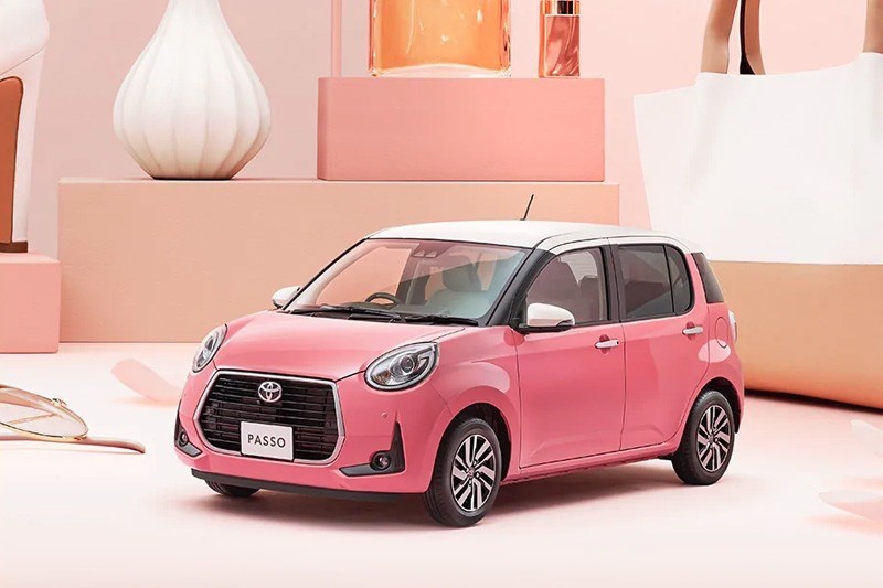 Toyota粉紅色Passo汽車登場!白色車頂+玫瑰金邊框超夢幻