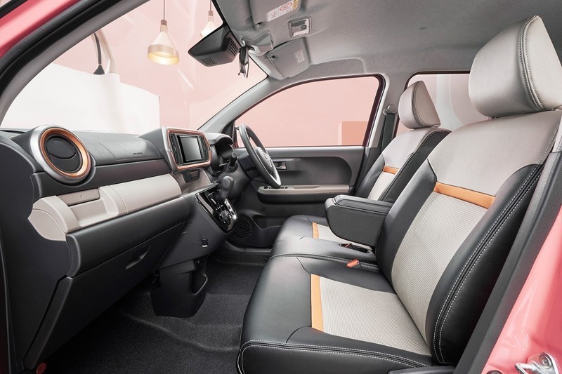 Toyota粉紅色Passo汽車登場!白色車頂+玫瑰金邊框超夢幻