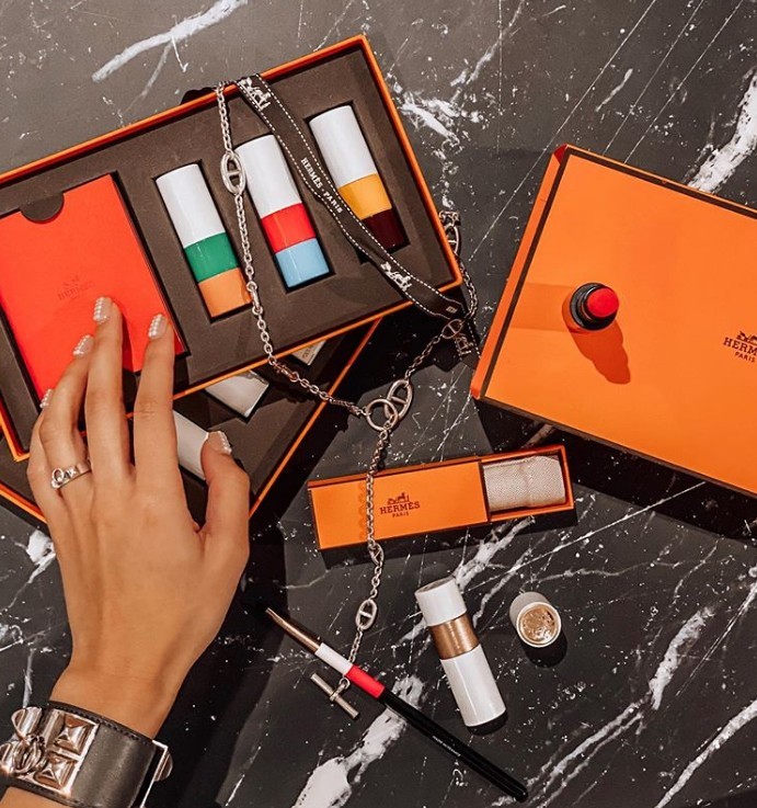 Hermès 則選擇在疫情期間如期推出全新的唇膏系列
