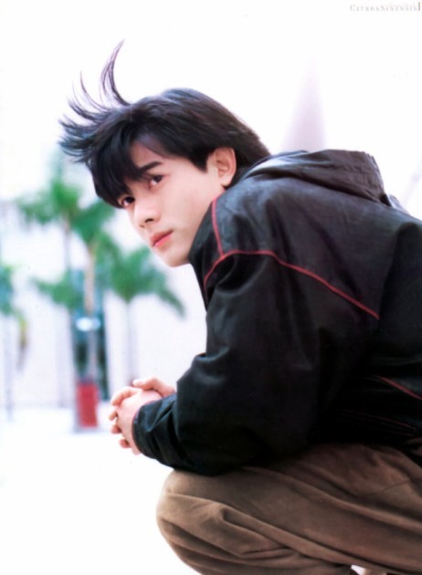 以為他只有壞男孩的造型嗎?郭富城走憐家男孩風也非常OKAY!看看這些青靚白淨學長風的照片,絕對不輸現在女生好愛的韓國OPPA們啊~~