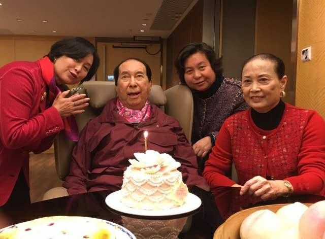 何賭王鴻燊竟然於元配黎婉華病重時,迎娶二房藍瓊纓入門