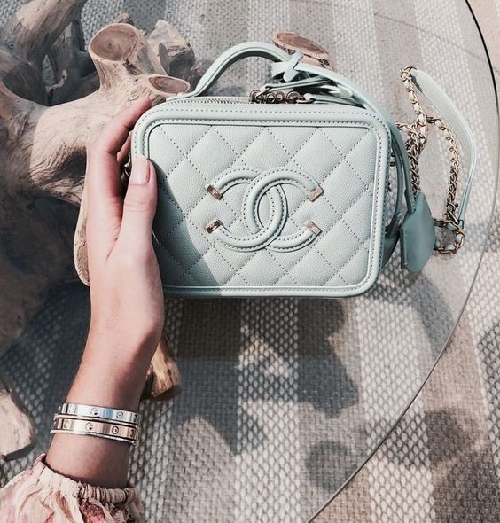CHANEL. 加價, 香港