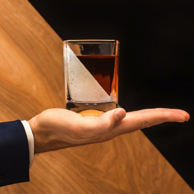 三角形冰塊酒杯Whiskey Wedge威士忌 斜三角形設計能令冰和酒保持分隔
