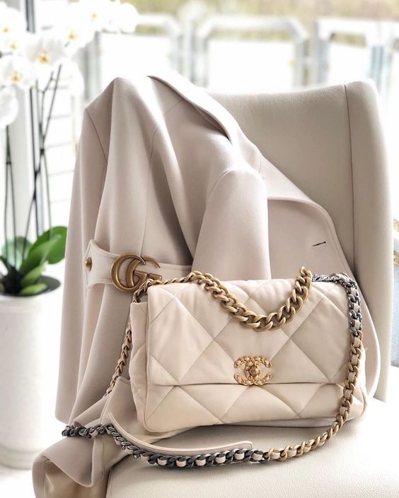 CHANEL. 加價, 香港