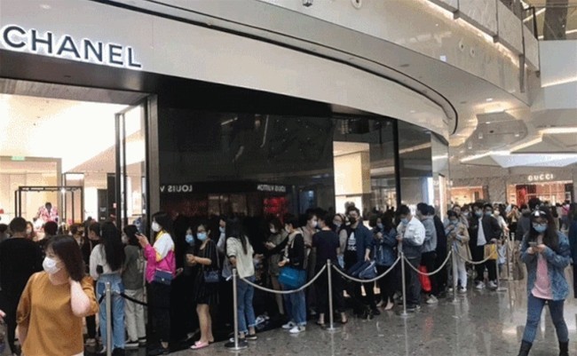 CHANEL. 加價, 香港