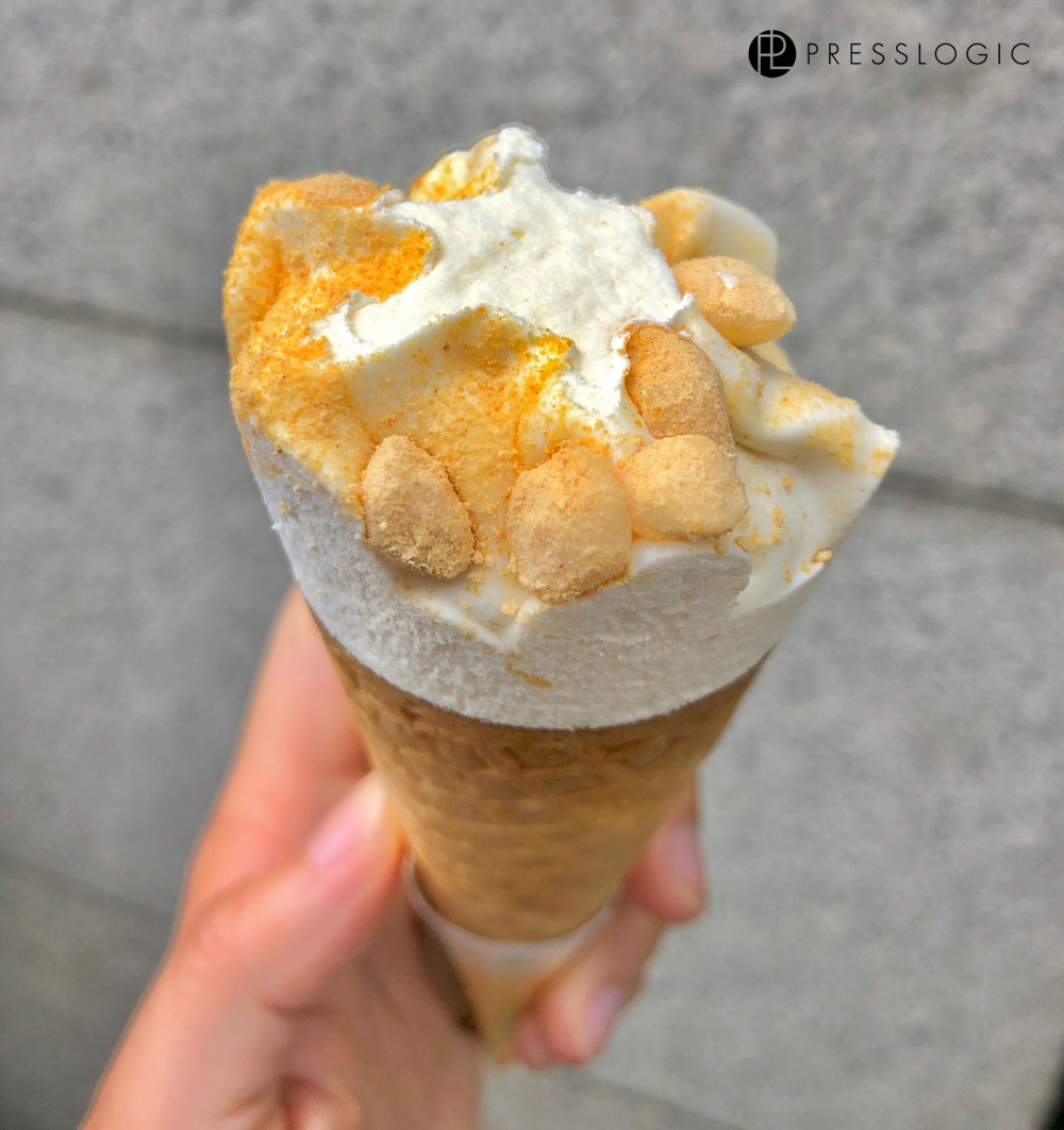 甜而不膩的豆腐口味雪糕深受韓國女生歡迎,就算連不愛吃甜食的女生也一定會喜歡!經過小編試食之後,覺得這款比起之前那款「純豆腐軟雪糕」的甜度更低,而且加入麻糬口感也更豐富,絕對可以ENCORE再ENCORE!
