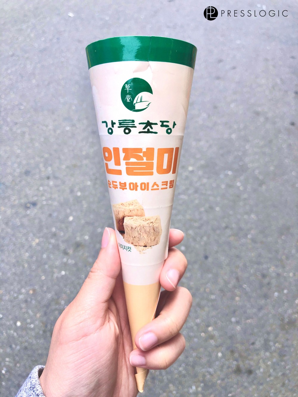 「黃豆粉麻糬豆腐雪糕」,同樣使用江陵1級水製造,而且這裡面更包含28%真豆腐成份,每一口都是香濃豆腐香氣!
