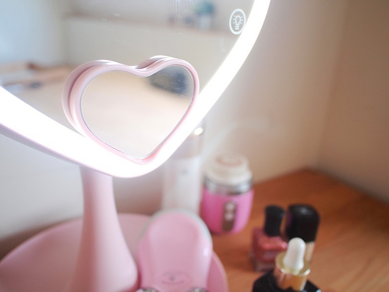韓國10×10「粉嫩愛心LED化妝鏡」