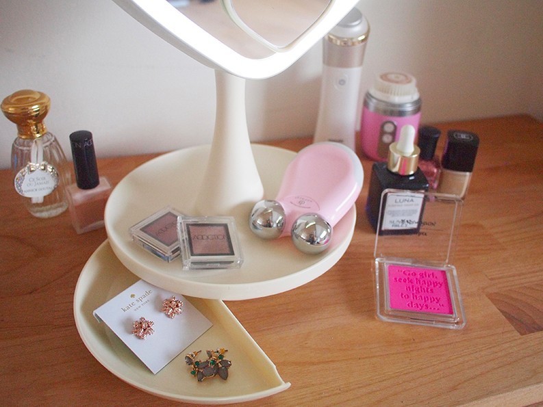 韓國10×10「粉嫩愛心LED化妝鏡」