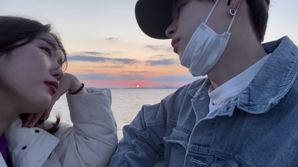 兩人之後去了海邊,看著這絕美的夕陽互相對望就忍不住流下眼淚!因為疫情,無法預知甚麼時候會開關,tomo看著沉默的yooin表示:「韓國一開關我就立即來找你」!