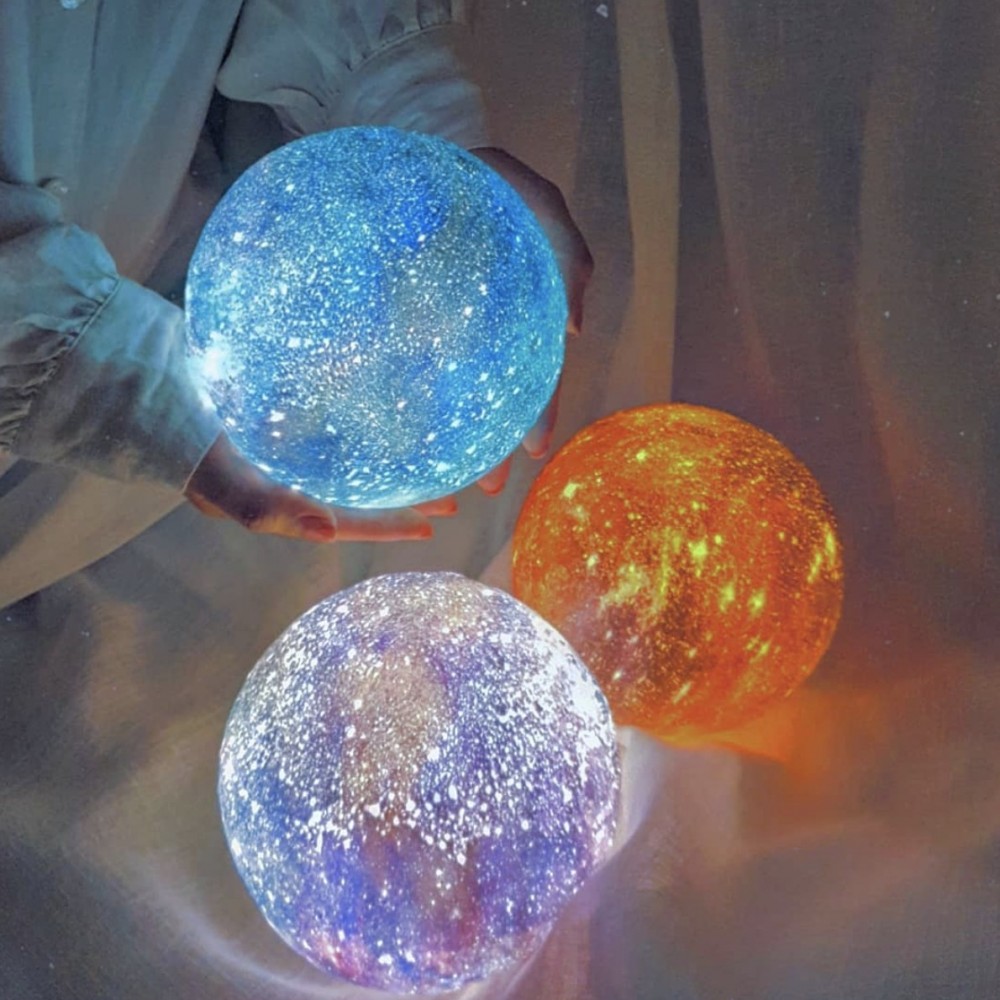 其實著燈後才是重點啊！這顆星球燈使用的是粉嫩色系，看起來更夢幻更少女！