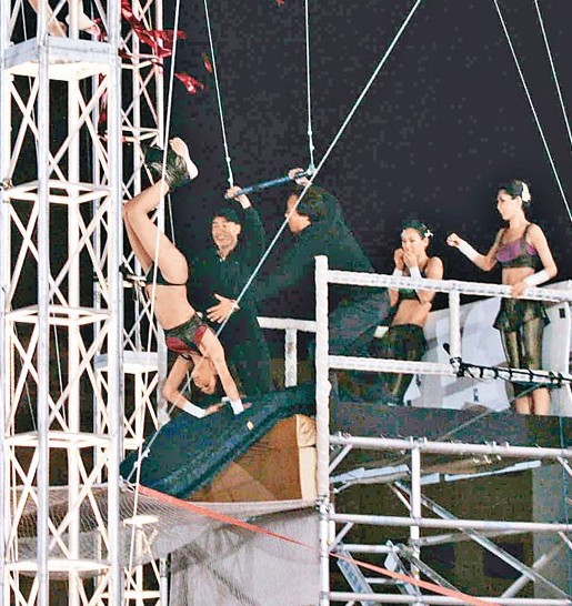 Yumiko表演空中飛人甩褲【樂壇尷尬事】