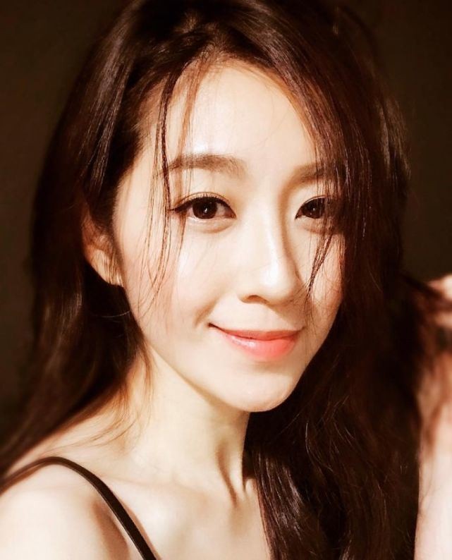 陳自瑤TVB女明星花旦童年照/學生相曝光