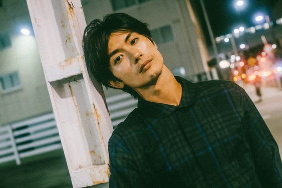 三浦春馬20歲想引退被媽媽阻止!英國室友回憶他哭訴:公司認為我在浪費時間