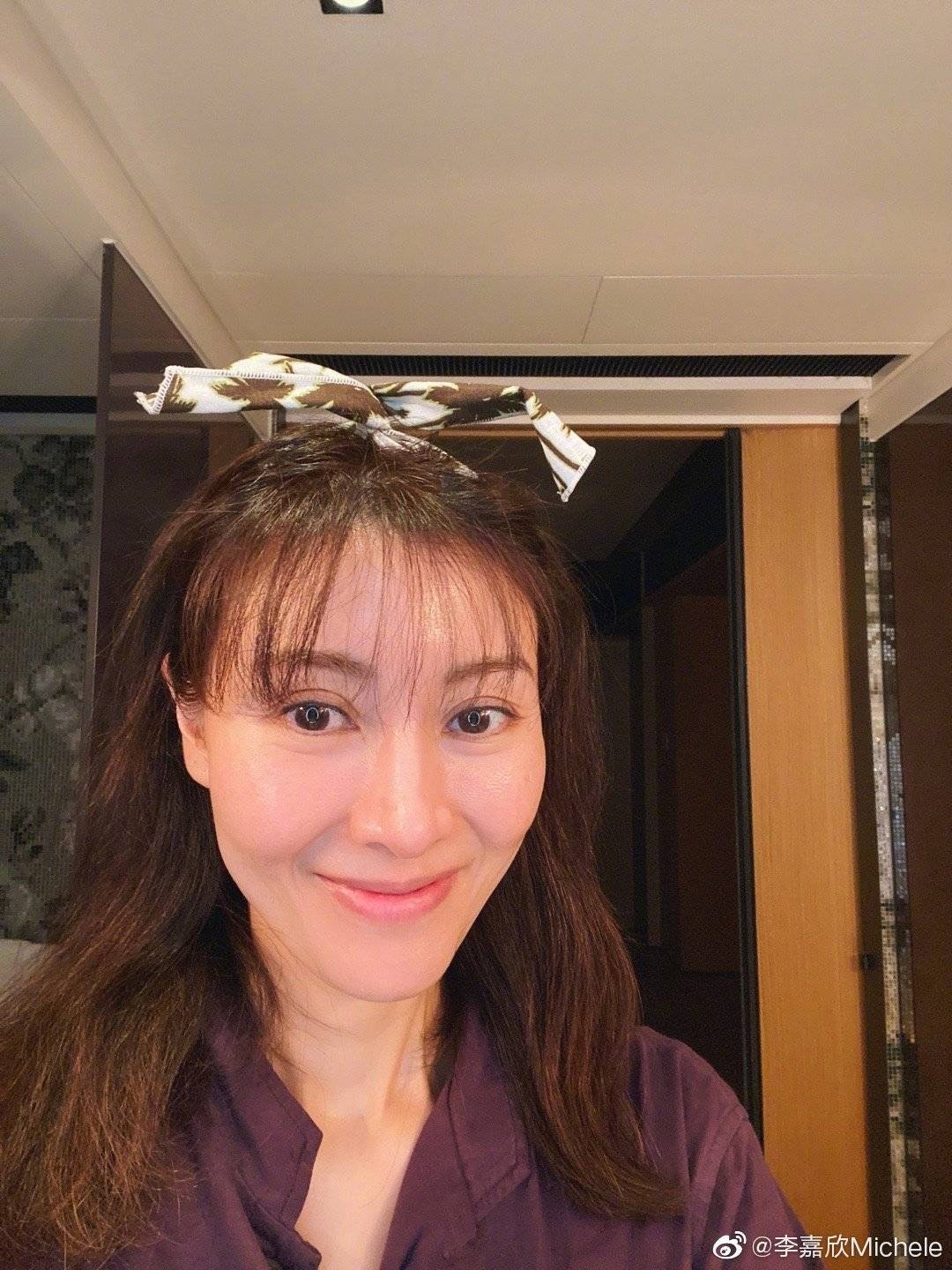 50歲李嘉欣素顏空氣瀏海照顯老