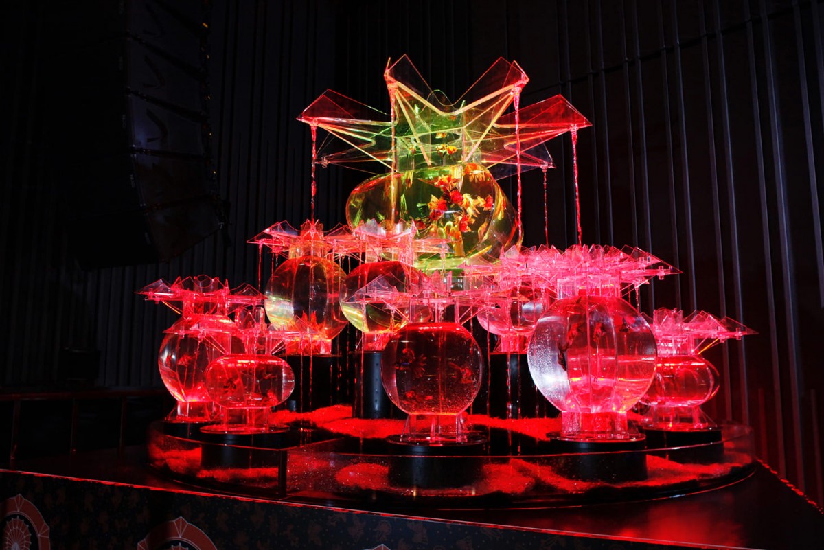 日本東京夢幻「Art Aquarium金魚藝術展」過萬金魚於玻璃中游曳
