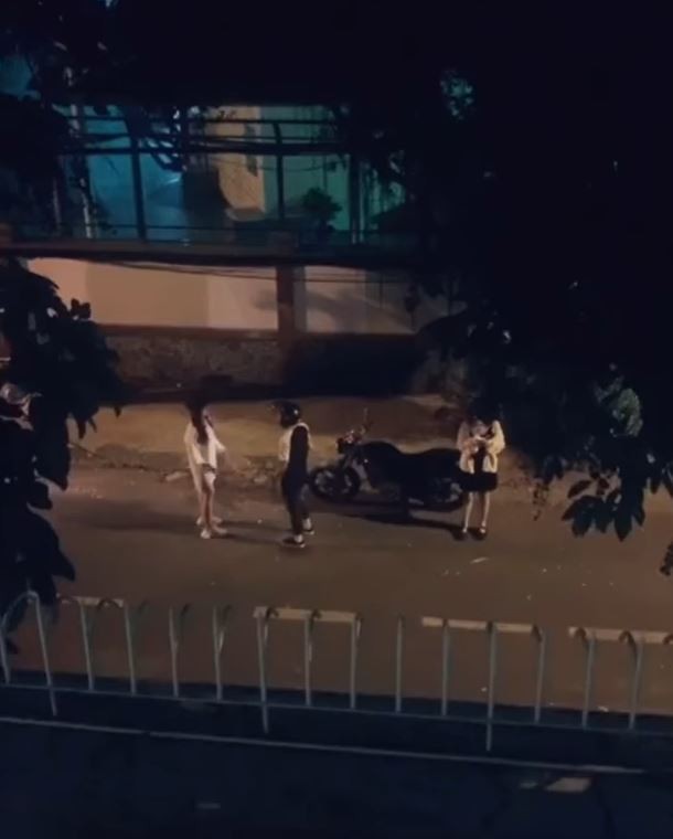 最近在網上流傳一段影片，女友在街頭上問男友「要我還是她」，結果男友竟然選擇「紅粉知己」，讓網民傻眼！