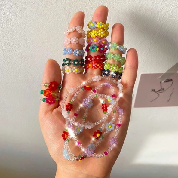 最近令韓妞們瘋狂的就是這種花花串珠戒指( Beads Ring),繽紛可愛的色彩加上花花設計,一下子就能抓住少女心!