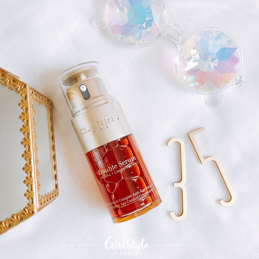 【保濕產品】「CLARINS皇牌Double Serum賦活雙精華」已傳承35年護膚智慧,以突破性2:1「水+油」的親膚黃金比例及高達21種植物萃取成分,令肌膚得到再生