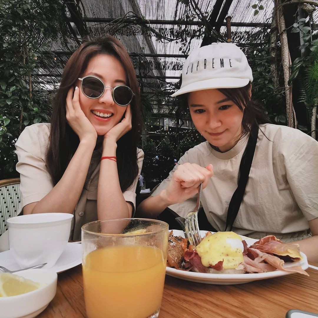 在他面前,你可以很放鬆的做真正的自己,因為他知道你的一切,你不需要戴著假面具偽裝自己,他會任由你露出最真實的一面。