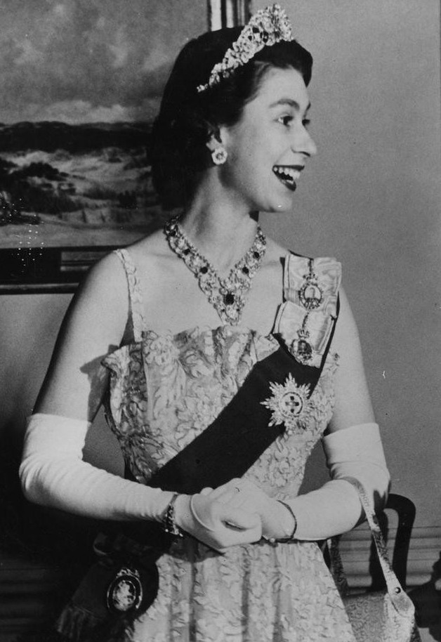 英國王室英女王, 英國王室內幕, 英國王室成員, 英國王室新聞, 英女王年輕照, 英女王官方照, 英女王童年照