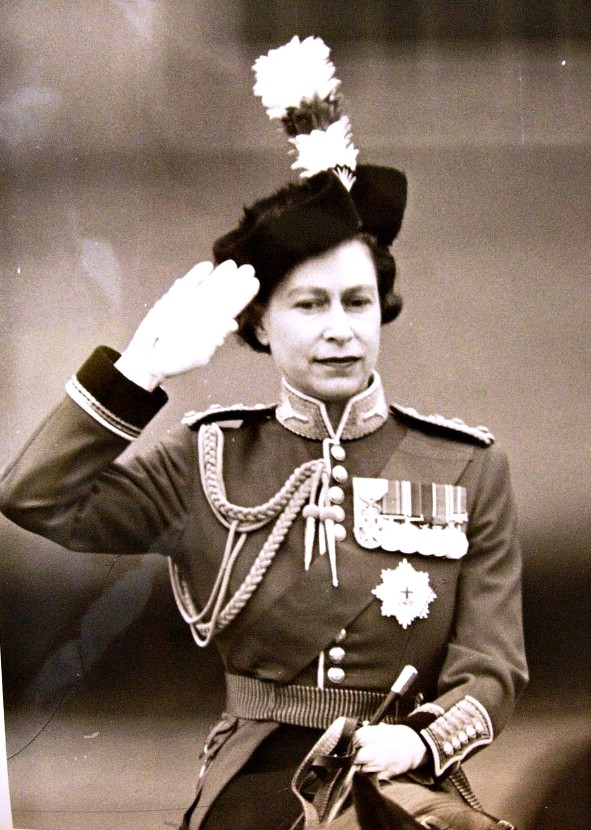 英國王室英女王, 英國王室內幕, 英國王室成員, 英國王室新聞, 英女王年輕照, 英女王官方照, 英女王童年照