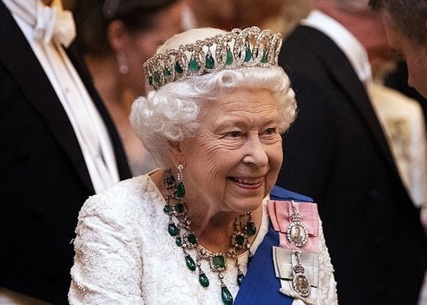 英女王整個模樣就是標準的英倫女生般,充滿個性美,也很顯氣質!