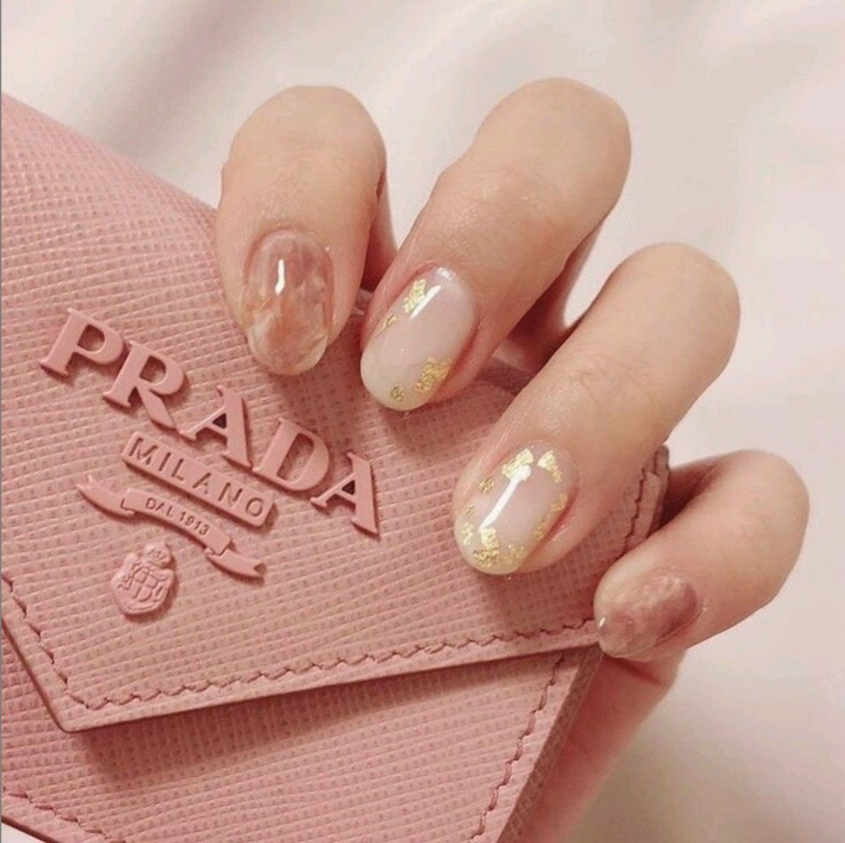 Prada 2020 Top5必備粉嫩新品!翡翠綠腋下包、星空藍銀包全新夢幻配色