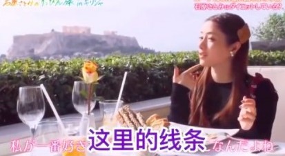 如此的蛻變竟然是靠她的一番努力,她曾在節目中坦然自己很喜歡自己的下顎線,所以拼命的訓練附近的肌肉,還在節目示範了如何突顯頸部和下顎的線條。