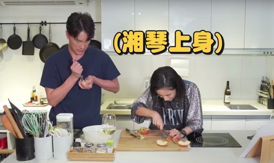 面對林依晨,鄭元暢還是會當了一個大哥哥的角色領導她,跟劇中直樹學長一樣教訓湘琴一樣!而湘琴則會一臉傻笑~