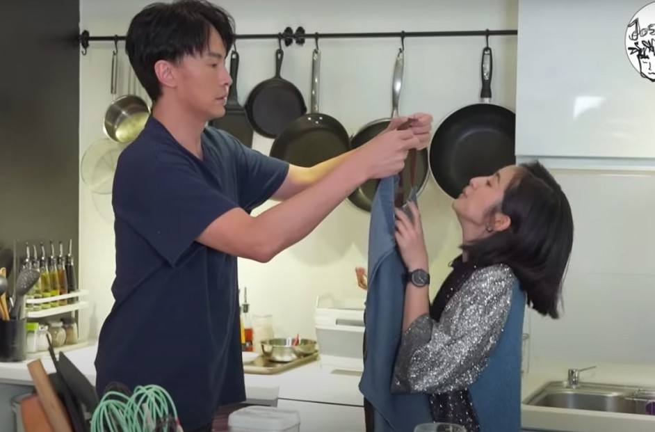 而且還有親密舉動!雖然是朋友關係的他們,但是他們互動還是很甜蜜~幫忙依晨戴圍裙又抹走面上不小心沾到的麵粉,不知道以為真的是在看偶像劇~甜到尖叫!