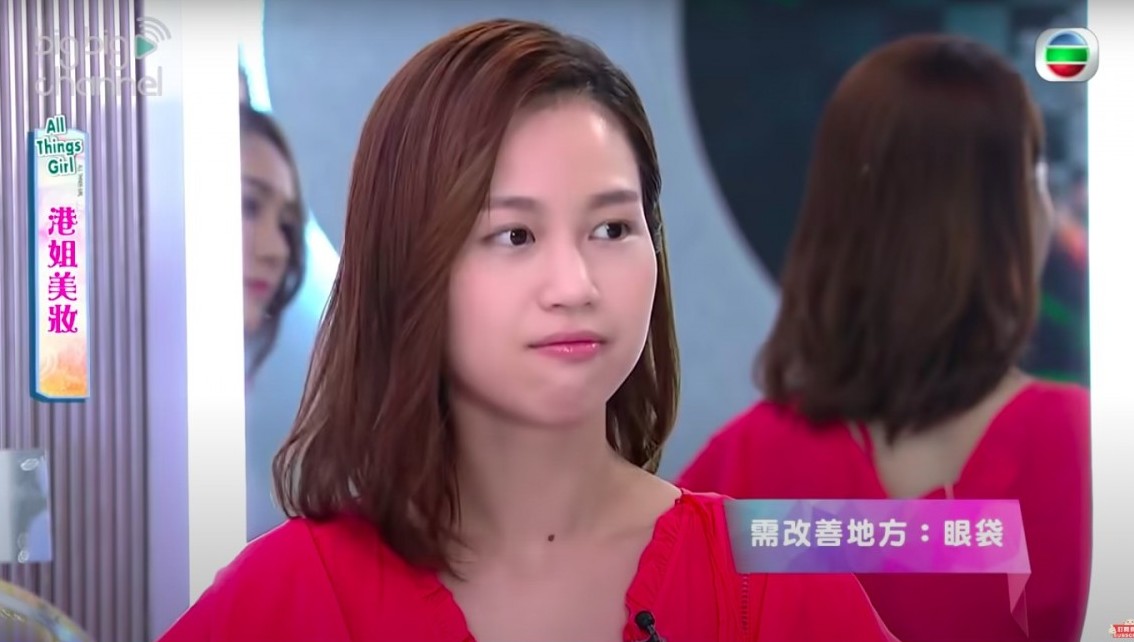 一直被看好的她醜聞不算多,雖然其外貌曾被指黑眼圈熊貓眼,但一直以辭去護士一職選港姐為由及其才藝被獲讚賞及肯定一路順利進入五強。