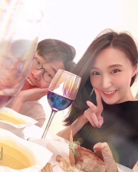 陸浩明願付10萬助女友出國完夢,相戀8年依然如膠似漆,將她寵成公主