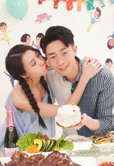 陸浩明願付10萬助女友出國完夢,相戀8年依然如膠似漆,將她寵成公主